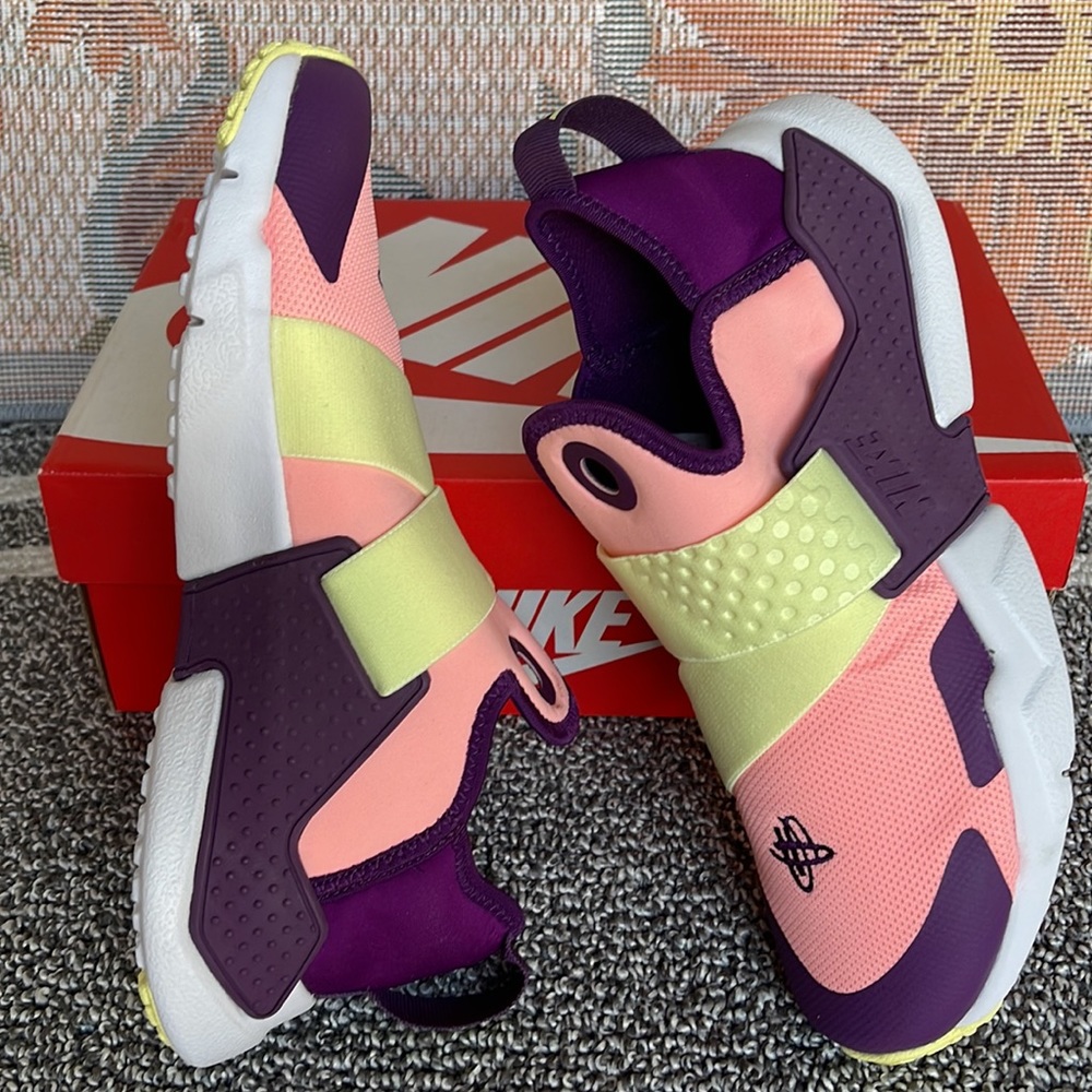 NIKE WMNS HUARACHE EXTREME
PINK TINT / CITRON TINT
Sneakers
AV8239 600 - Picture 12 of 16